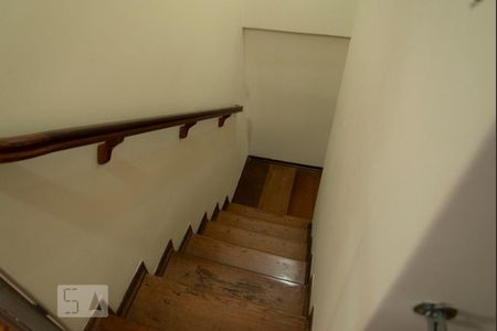 Casa à venda com 300m², 4 quartos e 2 vagas Casa à venda com 300m², 4 quartos e 2 vagasEscada