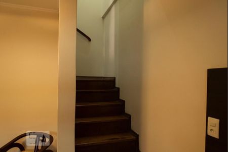 Casa à venda com 300m², 4 quartos e 2 vagas Casa à venda com 300m², 4 quartos e 2 vagasEscada