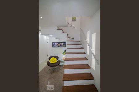 Escada de casa à venda com 3 quartos, 172m² em São Domingos, São Paulo