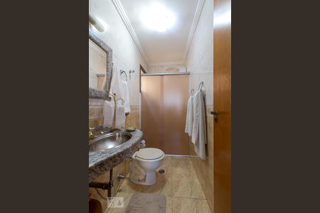 Casa à venda com 210m², 4 quartos e 6 vagasBanheiro quarto 1 suíte