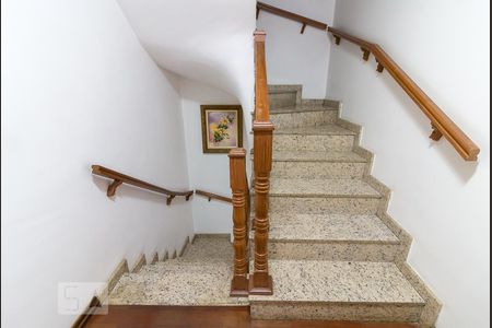 Casa à venda com 210m², 4 quartos e 6 vagasEscadas