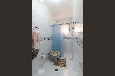 Casa à venda com 210m², 4 quartos e 6 vagasBanheiro quarto 2 suíte