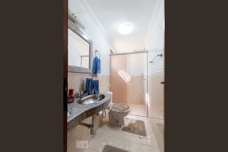 Casa à venda com 210m², 4 quartos e 6 vagasBanheiro quarto 3 suíte