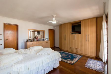 Casa à venda com 210m², 4 quartos e 6 vagasQuarto 1 suíte