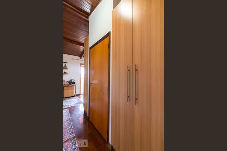 Casa à venda com 210m², 4 quartos e 6 vagasCorredor - armário