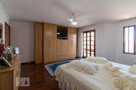 Casa à venda com 210m², 4 quartos e 6 vagasQuarto 1 suíte