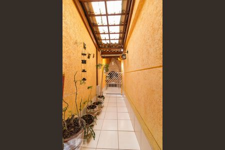 Casa à venda com 210m², 4 quartos e 6 vagasCorredor lateral externo