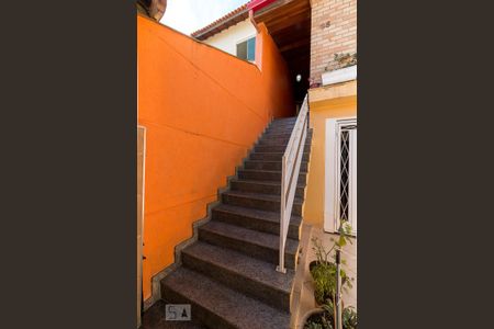 Casa à venda com 210m², 4 quartos e 6 vagasEscadas de entrada da casa