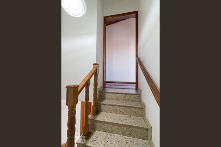 Casa à venda com 210m², 4 quartos e 6 vagasEscadas