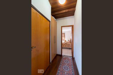 Casa à venda com 210m², 4 quartos e 6 vagasCorredor