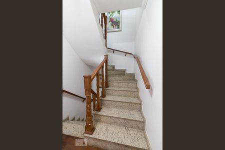 Casa à venda com 210m², 4 quartos e 6 vagasEscadas