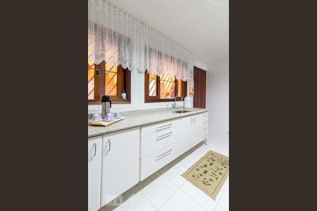 Casa à venda com 210m², 4 quartos e 6 vagasCozinha - pia e armários