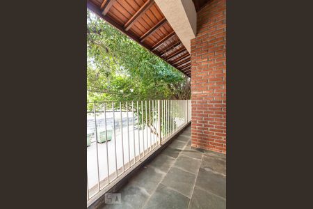 Casa à venda com 170m², 4 quartos e 2 vagas Casa à venda com 170m², 4 quartos e 2 vagasHall