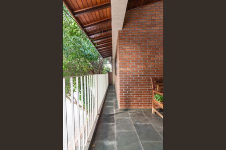 Casa à venda com 170m², 4 quartos e 2 vagas Casa à venda com 170m², 4 quartos e 2 vagasHall