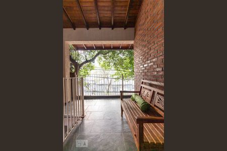 Casa à venda com 170m², 4 quartos e 2 vagas Casa à venda com 170m², 4 quartos e 2 vagasHall