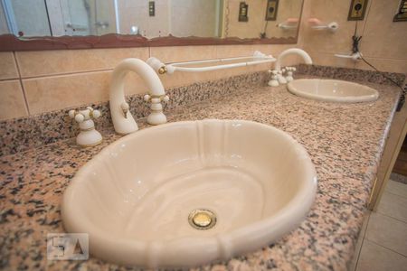 Casa à venda com 360m², 4 quartos e 4 vagasBanheiro Suite 1 - Torneiras