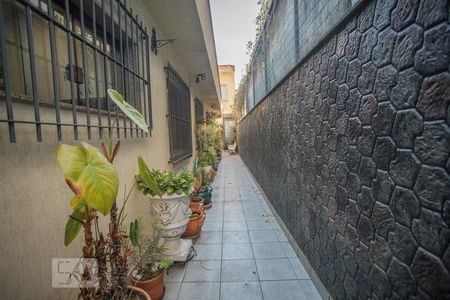 Casa à venda com 360m², 4 quartos e 4 vagasCorredor - Área externa