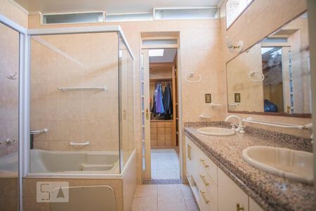 Casa à venda com 360m², 4 quartos e 4 vagasBanheiro Suite 1