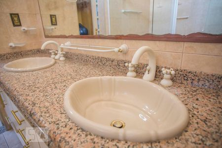 Casa à venda com 360m², 4 quartos e 4 vagasBanheiro Suite 1 - Torneiras