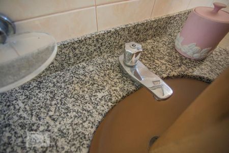 Casa à venda com 360m², 4 quartos e 4 vagasBanheiro de Serviço - Torneira