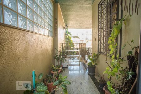 Casa à venda com 360m², 4 quartos e 4 vagasCorredor - Área externa