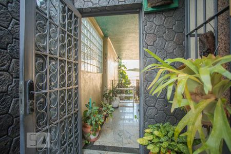 Casa à venda com 360m², 4 quartos e 4 vagasCorredor - Área externa