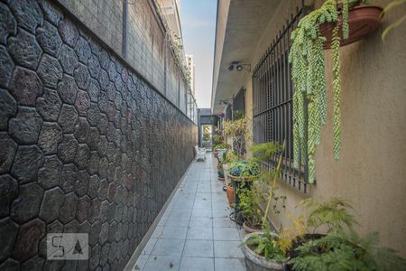 Casa à venda com 360m², 4 quartos e 4 vagasCorredor - Área externa