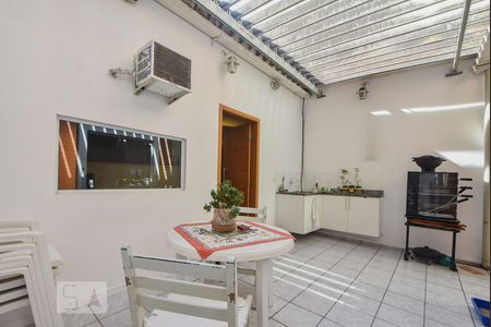 Casa à venda com 190m², 4 quartos e 2 vagasÁrea de Externa com churrasqueira