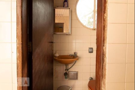 Casa à venda com 552m², 4 quartos e 7 vagasBanheiro de Serviço