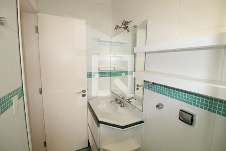 Casa de condomínio para alugar com 238m², 3 quartos e 4 vagasBanheiro 2