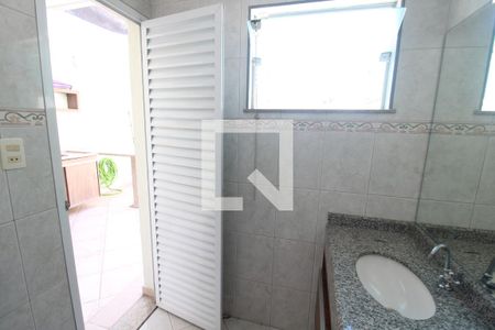 Casa de condomínio para alugar com 238m², 3 quartos e 4 vagasBanheiro de Serviço