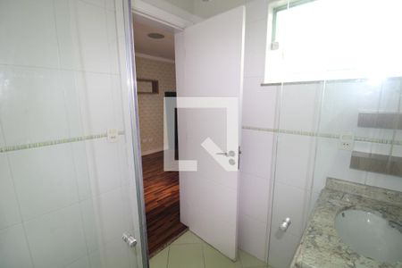 Casa de condomínio para alugar com 238m², 3 quartos e 4 vagasBanheiro 1