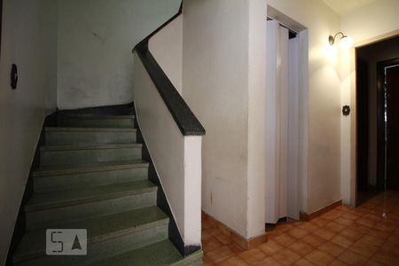 Escada de casa à venda com 5 quartos, 450m² em Cambuci, São Paulo