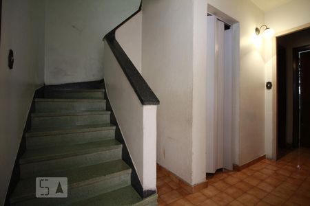 Casa à venda com 450m², 5 quartos e 3 vagasEscada