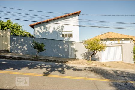 Casa para alugar com 215m², 4 quartos e 6 vagas Casa para alugar com 215m², 4 quartos e 6 vagasFachada