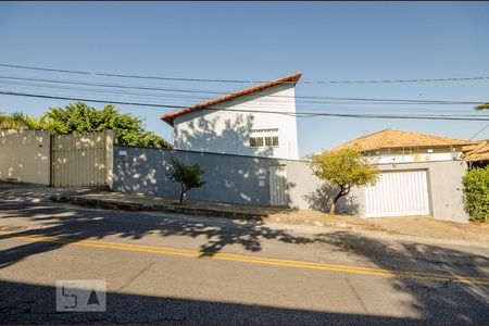 Casa para alugar com 215m², 4 quartos e 6 vagas Casa para alugar com 215m², 4 quartos e 6 vagasFachada