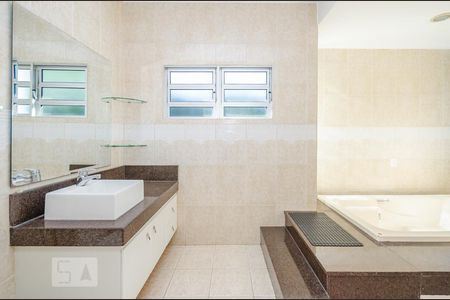 Casa para alugar com 215m², 4 quartos e 6 vagas Casa para alugar com 215m², 4 quartos e 6 vagasBanheiro da Suíte