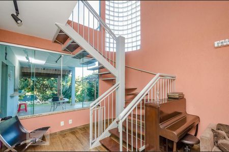 Casa para alugar com 215m², 4 quartos e 6 vagas Casa para alugar com 215m², 4 quartos e 6 vagasEscada