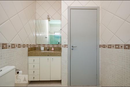 Casa para alugar com 215m², 4 quartos e 6 vagas Casa para alugar com 215m², 4 quartos e 6 vagasBanheiro Social