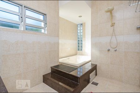 Casa para alugar com 215m², 4 quartos e 6 vagas Casa para alugar com 215m², 4 quartos e 6 vagasBanheiro da Suíte