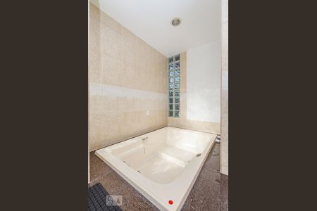 Casa para alugar com 215m², 4 quartos e 6 vagas Casa para alugar com 215m², 4 quartos e 6 vagasBanheiro da Suíte