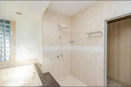Casa para alugar com 215m², 4 quartos e 6 vagas Casa para alugar com 215m², 4 quartos e 6 vagasBanheiro da Suíte