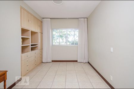 Casa para alugar com 215m², 4 quartos e 6 vagas Casa para alugar com 215m², 4 quartos e 6 vagasSuíte