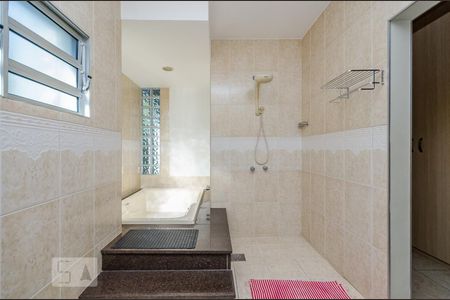 Casa para alugar com 215m², 4 quartos e 6 vagas Casa para alugar com 215m², 4 quartos e 6 vagasBanheiro da Suíte