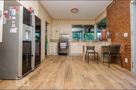Casa para alugar com 215m², 4 quartos e 6 vagas Casa para alugar com 215m², 4 quartos e 6 vagasCozinha