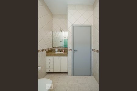 Casa para alugar com 215m², 4 quartos e 6 vagas Casa para alugar com 215m², 4 quartos e 6 vagasBanheiro Social