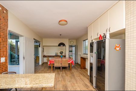 Casa para alugar com 215m², 4 quartos e 6 vagas Casa para alugar com 215m², 4 quartos e 6 vagasCozinha