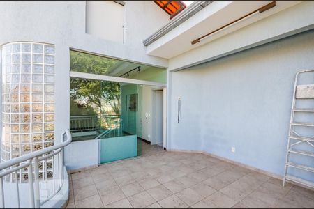 Casa para alugar com 215m², 4 quartos e 6 vagas Casa para alugar com 215m², 4 quartos e 6 vagasvaranda