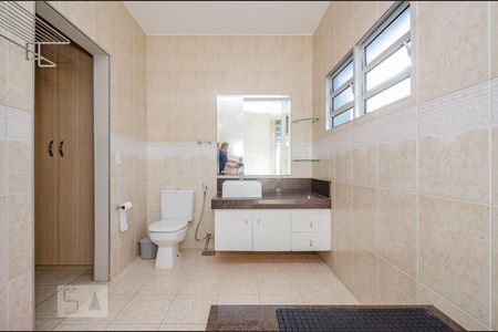 Casa para alugar com 215m², 4 quartos e 6 vagas Casa para alugar com 215m², 4 quartos e 6 vagasBanheiro da Suíte