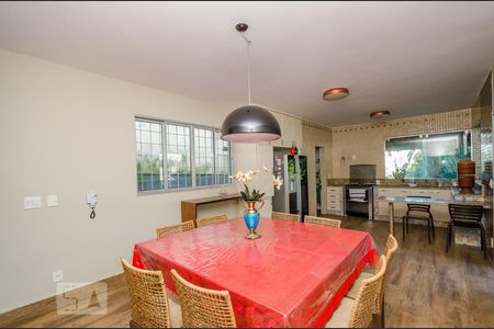 Casa para alugar com 215m², 4 quartos e 6 vagas Casa para alugar com 215m², 4 quartos e 6 vagasSala de Jantar